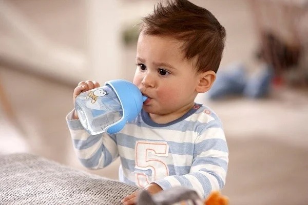 Nên lựa chọn bình tập uống nước cho bé loại nào tốt và giúp trẻ dễ mút