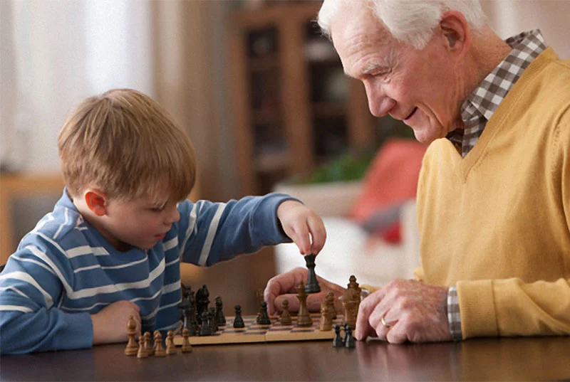 Những lợi ích tuyệt vời khi cho trẻ tiếp xúc với đồ chơi cờ hằng ngày