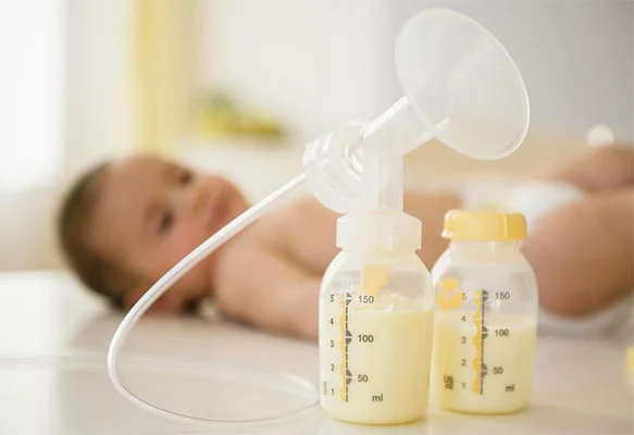 Có nên dùng máy hút sữa để hút sữa sau sinh hay không ?