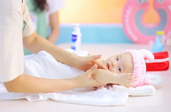 Massage cho bé, vệ sinh lau khô cho bé tránh các nguy cơ nhiễm cảm cho bé
