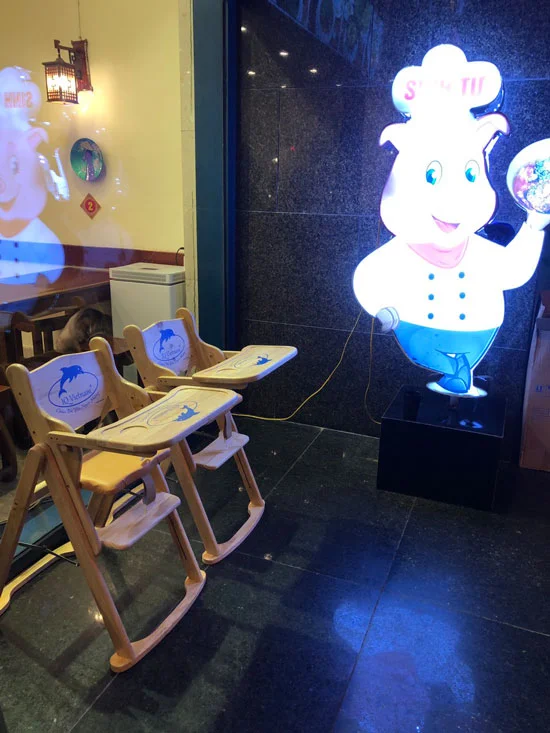 Ghế ngồi ăn cho bé ở nhà hàng - Ghế Gỗ IQ Toys