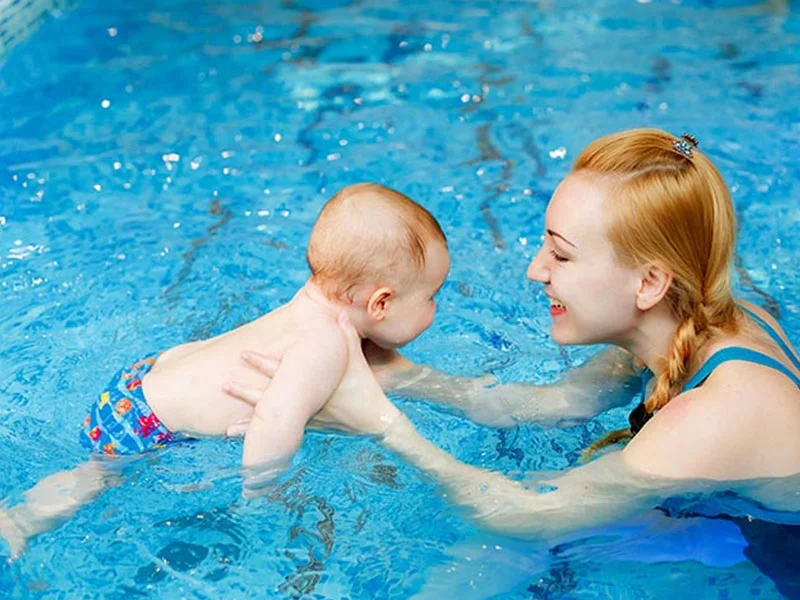 Nên cho bé tập bơi khi nào, tập bơi cho trẻ sơ sinh đúng cách
