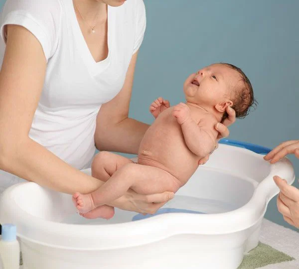 Nên mua chậu tắm nào cho bé sơ sinh và cách sử dụng chậu tắm cho trẻ sơ sinh