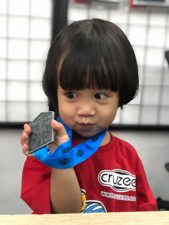 Niềm vui của em bé đạt huy chương trong cuộc đua Cruzee Cup 2019