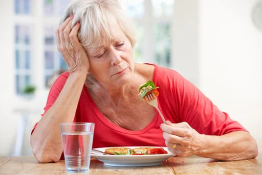 Chán ăn là tình trạng chung của người cao tuổi