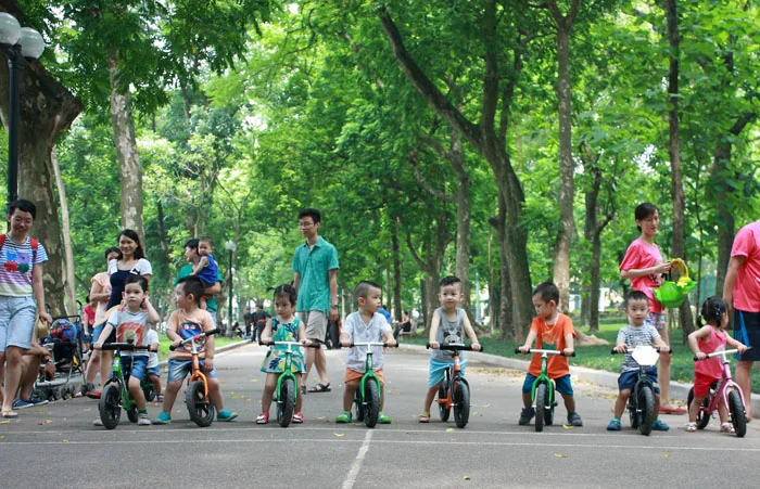 Trẻ tha hồ vui chơi với bạn bè bằng đạp thăng bằng