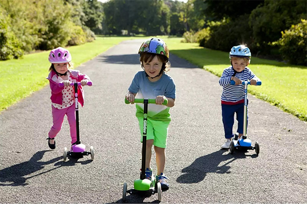 Những lợi ích tuyệt vời khi cho bé chơi xe trượt Scooter mỗi ngày