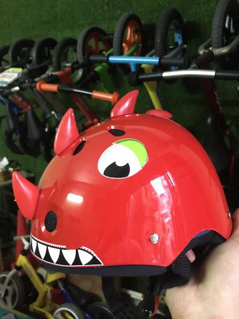 Mũ bảo hiểm trẻ em hình khủng long màu đỏ