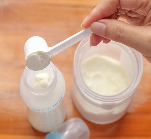 Mách mẹ cách pha sữa công thức cho bé chuẩn nhất