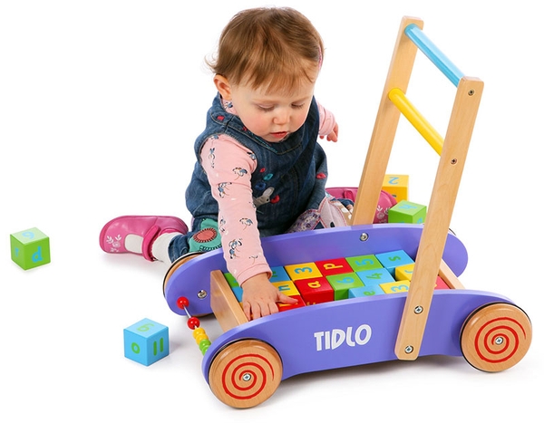 Bé 1 tuổi nên chọn xe tập đi gỗ hay xe tập đi tròn cho bé