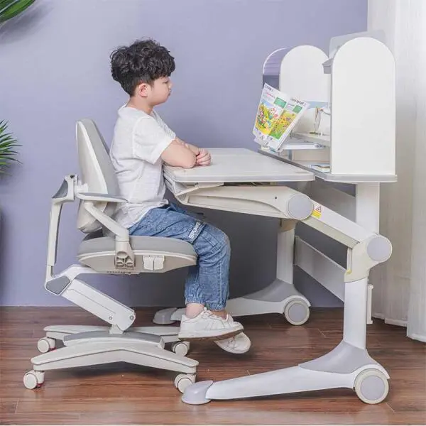 Bàn ghế chống gù - Giải pháp bảo vệ cột sống tốt nhất cho trẻ khi ngồi học