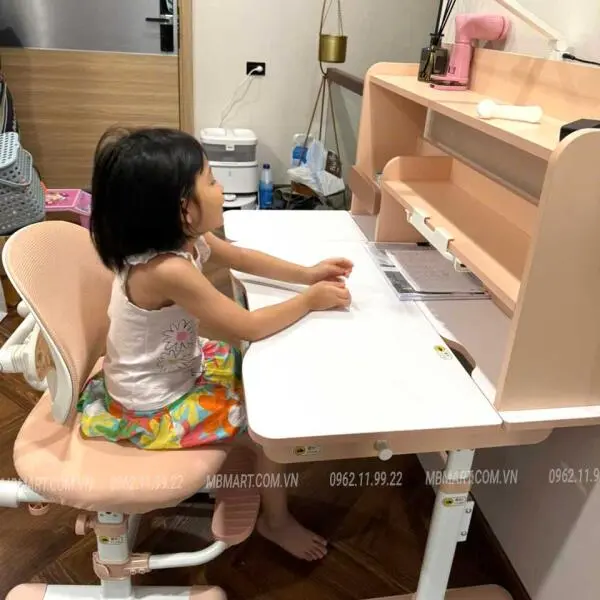 Ưu điểm của những chiếc bàn ghế chống gù cho bé này Ba Mẹ đã biết chưa ?
