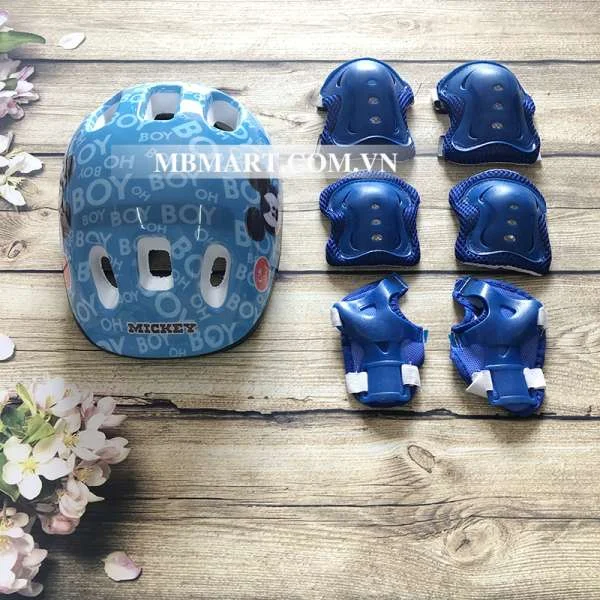 mu-bao-hiem-tre-em-va-bo-bao-ho-chan-tay-cho-be-11