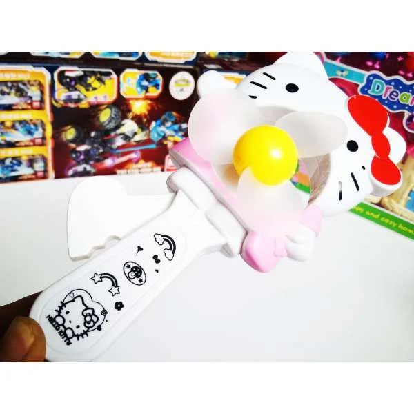 quat-cam-tay-hello-kitty