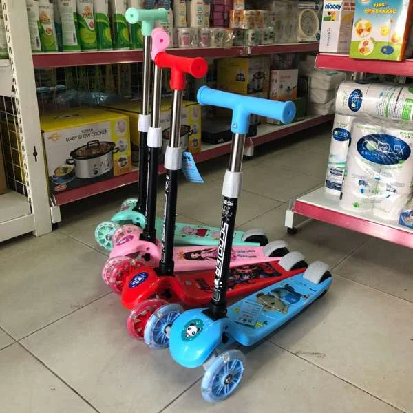 xe-truot-scooter-3-banh-phat-sang-hms-01