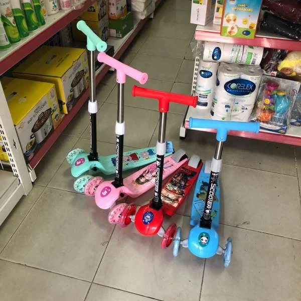 xe-truot-scooter-3-banh-phat-sang-hms-02