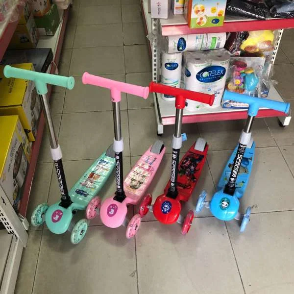 xe-truot-scooter-3-banh-phat-sang-hms-04